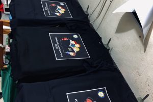 Mengapa Sablon Plastisol Cocok untuk Kaos Custom Berkualitas
