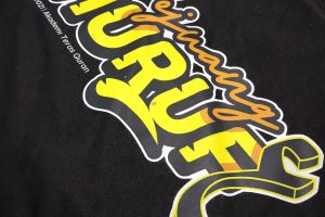 Keunggulan Sablon Plastisol untuk Kaos Custom Berwarna Cerah