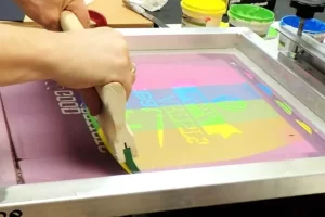 Teknik Sablon Plastisol untuk Desain Logo yang Tahan Lama
