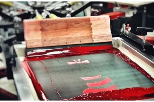Sablon Plastisol: Pilihan Terbaik untuk Desain Logo yang Tahan Lama