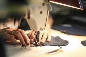 Jenis-Jenis Jahitan yang Digunakan dalam Produksi Kaos Custom