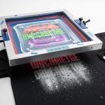 Sablon Discharge: Teknik Sablon Vintage untuk Kaos Custom
