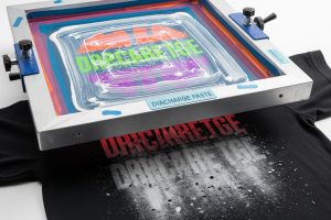 Sablon Discharge: Teknik Sablon Vintage untuk Kaos Custom
