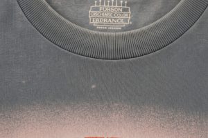 Bikin Kaos Nyaman Tanpa Rasa! Ini Dia Kelebihan Sablon Discharge Print yang Bikin Adem