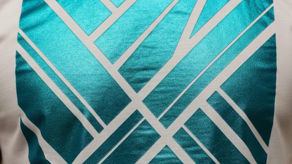 Bikin Kaos Anti Mainstream! Sablon Polyflex Metallink, Warna Berkilau untuk Kaos Custom