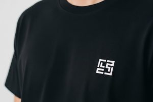Berapa Biaya Sablon Logo Kaos Satuan? Cek Estimasi Harga untuk Branding Personal Anda