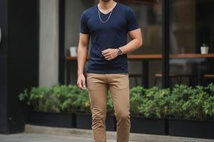 Kaos Leher V (V-Neck) Masih Trendi? Tips Memilih V-Neck Agar Tampilan Tidak Kuno dan Tetap Maskulin